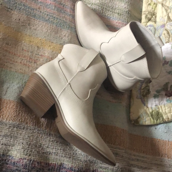 Call It Spring ladies US8 low cowboy boots, vegan Great for Calgary Stampede - Picture 7 of 7